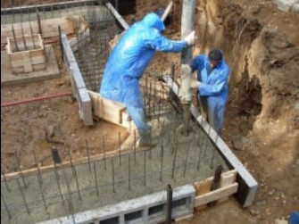 Как заливают бетоном ленточный фундамент