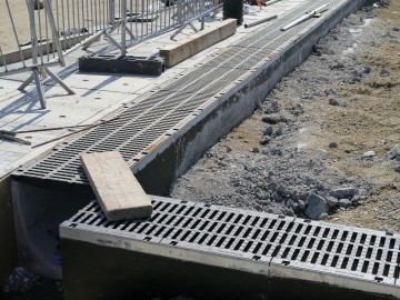 Монтаж бетонных лотков с решетками фото