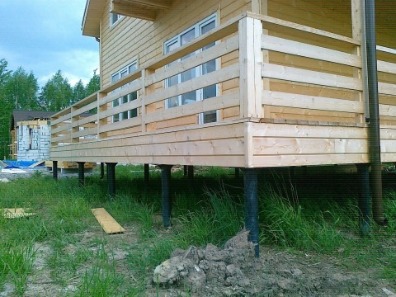 Деревянный дом со свайным фундаментом